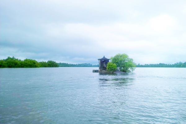 Satha paha Island, Madu river